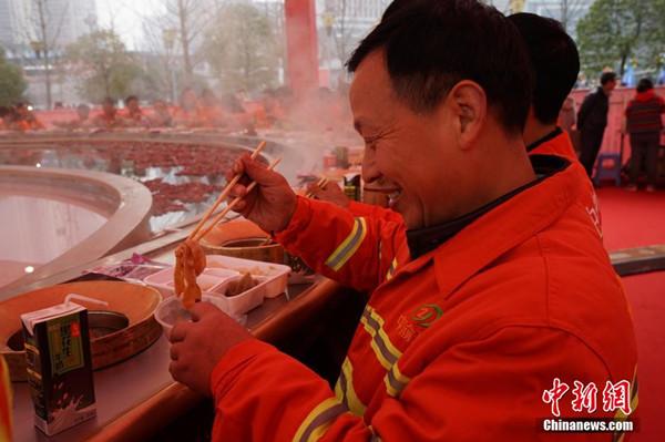 世界之最！環(huán)衛工工享“天下第一大火鍋” 圖片