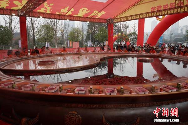 世界之最！環(huán)衛工工享“天下第一大火鍋” 圖片