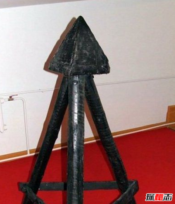 古代酷刑導向搖臺,尖端不斷刺入犯人肛門(mén)(可能會(huì )當場(chǎng)送命)