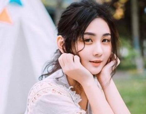 額頭大適合什么劉海？